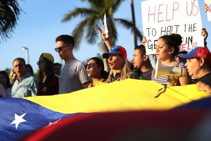 Venezolanos residentes en Miami protestan contra el gobierno de Nicolás Maduro.
