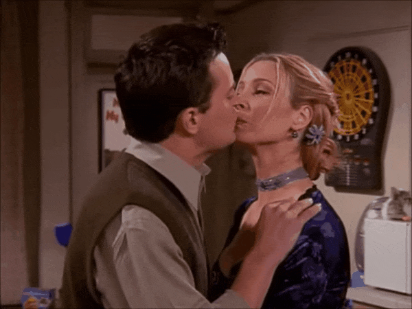 chandler-phoebe-beso.gif