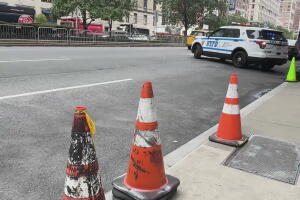 Captan tres personas saliendo de una alcantarilla en el Upper East Side de Manhattan.