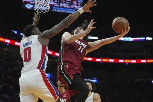 Detroit Pistons center Jalen Duren (izq.) defends Miami Heat guard Jaime Jaquez Jr. (der.) during the second half of an NBA basketball game, Wednesday, March 19, 2025, in Miami. 