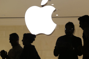 Varias personas en una tienda de Apple en Nueva York. La compañía anunció una fuerte inversión por todo el país. 