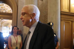 Senador republicano por Arizona John  McCain en el Capitolio el 25 de julio de 2017
