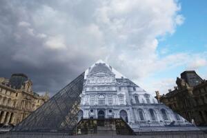 piramide_del_louvre_0.jpg