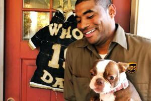 El chico de UPS quese fotogrwafía con los perros