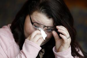 Una mujer se encuentra con el hombre que recibió el rostro de su marido muerto