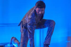 Dhanush como Avik San Lone Wolf en The Gray Man - Paul Abell Netflix.jpg