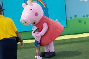 La celebración global de Peppa Pig incluye eventos en vivo y virtuales con juegos interactivos y sorpresas en parques y atracciones.