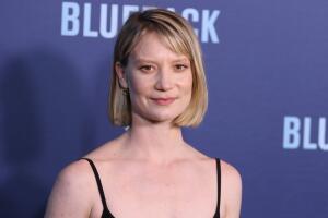 Mia Wasikowska en la alfombra roja de 'Bluecak' en diciembre de 2022 Grosby.jpg
