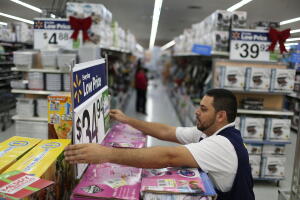 Los bajos precios de los gigantes del comercio, como Walmart o Target, podrían verse afectados en una guerra comercial con China.