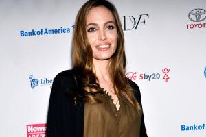 angelina-jolie-engana-a-brad-con-mujeres.jpg