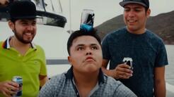 El grave error del regional mexicano: fomentar el alcoholismo de un menor de edad