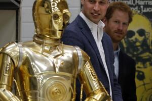 Príncipes William y Harry en premiere de Star Wars