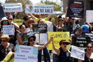 Miles de mexicanos marchan por desacuerdo de políticas de nuevo gobierno