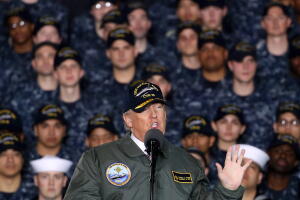 Donald Trump habla ante miembros de la Armada en marzo.