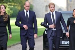 Harry y Meghan Markle acompañan a William y Kate Middleton a ver los tributos a la reina Isabel