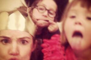 Camila Sodi y sus hijos