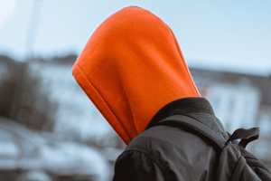 Forney-codigo-vestimenta-capucha-falda