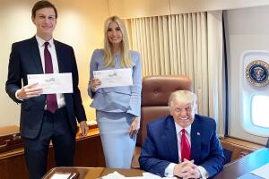 Ivaka Trump, su esposo, Jarred Kushner, y su padre, el presidente Donald Trump, a bordo del Air Force One