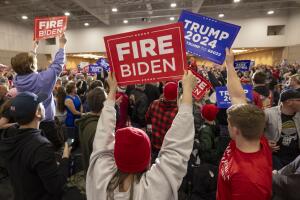 Partidarios de Trump sostienen carteles mientras el expresidente habla el martes 2 de abril de 2024 en un mitin en Green Bay, Wisconsin. 
