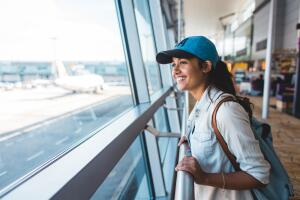 mujer-feliz-en-aeropuerto.jpg