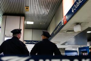 Al identificar un explosivo o un arma, el sensor emite una alarma a los agentes para que estos puedan actuar dependiendo el caso.