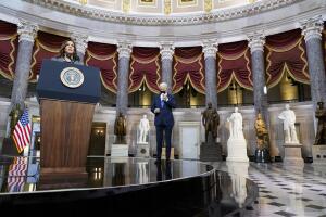 La vicepresidenta Kamala Harris y el presidente Joe Biden en el Salón de las Estatuas del Capitolio de Washington DC.