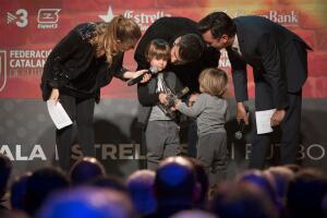 Shakira y Piqué con Milan y Sasha en una entrega de premios.