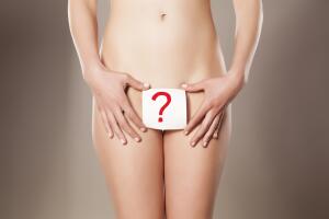 Mujer tapando su vagina con un signo de interrogacion