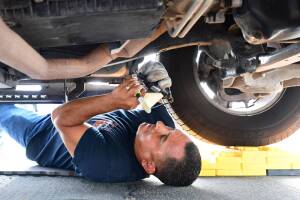 Anuncian evento en Midas, ubicado en 2964 E. Main, para prevenir el robo de convertidores catalíticos en Mesa, Arizona 