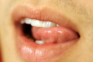 homem-labios-lingua_0.jpg