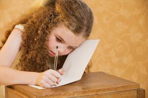Nina escribiendo