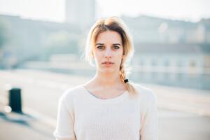 Mujer mirando a la cámara