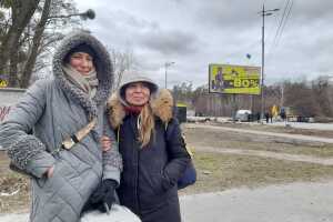 Oksana Khakhiuk y su madre esperan transporte en Kiev tras salir de Irpin, ciudad dormitorio al noreste de la capital de Ucrania bombardeada por los rusos.