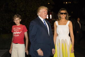 El presidente Donald Trump junto a la primera dama Melania Trump y su hijo Barron en los jardines de la Casa Blanca, el 20 de agosto de 2017.