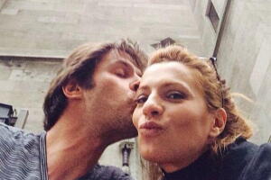 Cecilia Galliano y Mark Tacher