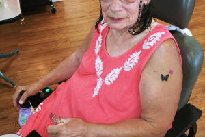 Asilo de Texas hace fiesta para sus residentes con alcohol y tatuajes