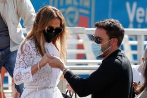 Jennifer López y Ben Affleck en Venecia llegada.jpg