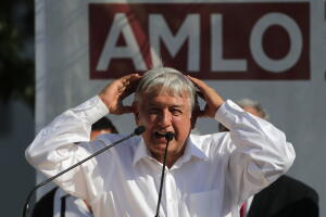 El candidato presidencial Andrés Manuel López Obrador durante un acto de campaña en México.