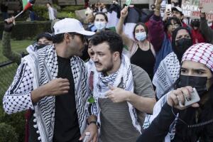Mahmoud Khalil durante una manifestación propalestina en Columbia University en 2023.