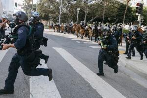 Tres heridos durante protestas en Los Ángeles presentarán una demanda por exceso de violencia.