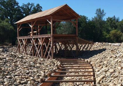 <b>Este lugar histórico llamado <a href="https://www.facebook.com/marshallgolddiscovery/" target="_blank">Marshall Gold Discovery State Historic Park</a> fue marcado como el primer lugar donde James Marshall descubrió oro en 1848. </b>Este descubrimiento cambió la historia de California y propició la inmigración hacia el estado. Los visitantes pueden "buscar" oro en la réplica del aserradero original y disfrutar de caminatas y picnics bajo los árboles.
<b>El parque se encuentra abierto entre las 8am y las 6pm, mientras que el museo, a partir de las 10am hasta las 5pm</b>.