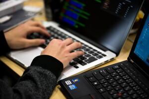 La inteligencia estadounidense advierte que los chinos pueden hacer en 2020 lo que hicieron en 2016 los hackers rusos.