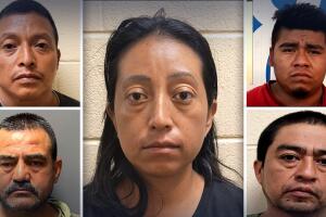 Inmigrantes indocumentados detenidos en la frontera cuando cruzaron luego de haber sido deportados. 