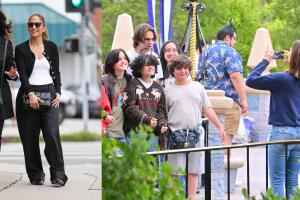 Mientras JLo dejó a su hija Emme con Jennifer Garner, la cantante se fue de compras con una amiga (izq.).
