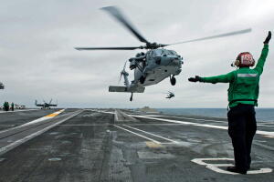 Un helióptero MH-60 Sea Hawk despega desde el USS Ronald Reagan.