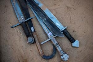 Mayores de edad podrán portar espadas y machetes en público