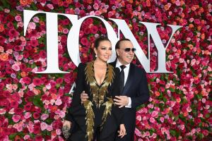 thalia-tommy-mottola-premios-tony.jpg