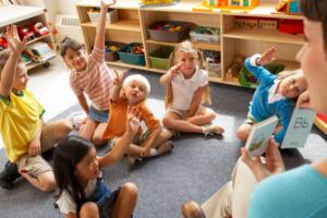 Crianças têm aula na escola