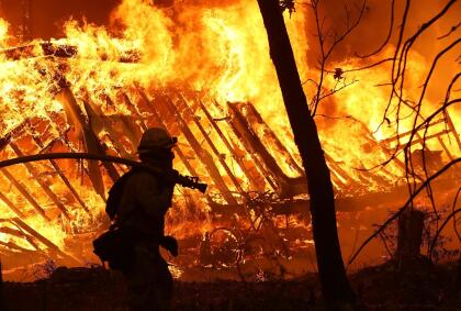 <b>CAMP FIRE- </b>Se inició el 8 de noviembre de 2018, en el condado de Butte, al norte del estado. Las llamas consumieron 153,336 acres, 18, 804 estructuras y dejó un saldo de 
<b>85 muertos</b>. La causa del incendio fue una falla eléctrica en las líneas de transmisión de la compañía PG&E.