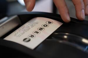 Powerball deja dos ganadores de $1 millón en Nueva York, mientras el premio mayor sube a $1.70 mil millones.